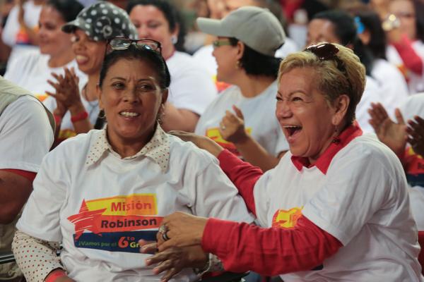 Educación liberadora: Graduados 9 mil 039 ciudadanos en Robinson en todo el país goo.gl/dgvrbS <a href="/ForoCandanga/">ForoCandanga</a>