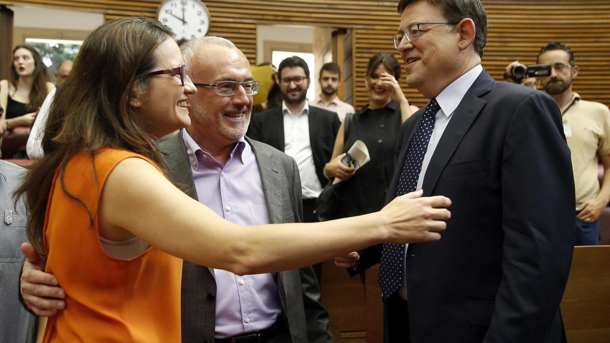 elconfidencial's tweet photo. #LoMásLeído: La regeneración de Compromís y Podemos en Valencia: 64.200 euros en 99 iPhone 6 http://t.co/2Btk9sakOA http://t.co/ofY1X2fr7y