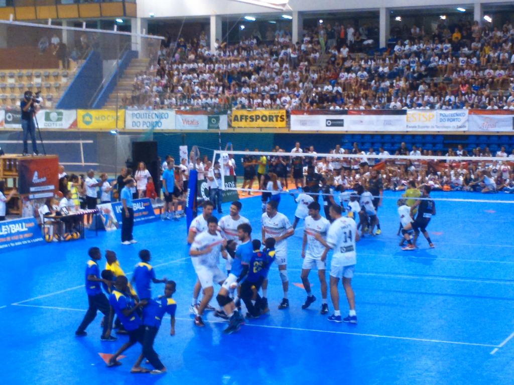 Patrywin's tweet photo. All star entre Portugal e Italia en el #ambvolleyball #amb2015 victoria 2-1 xa italianos 🙌⚾👐👏 http://t.co/HILMKGMeso