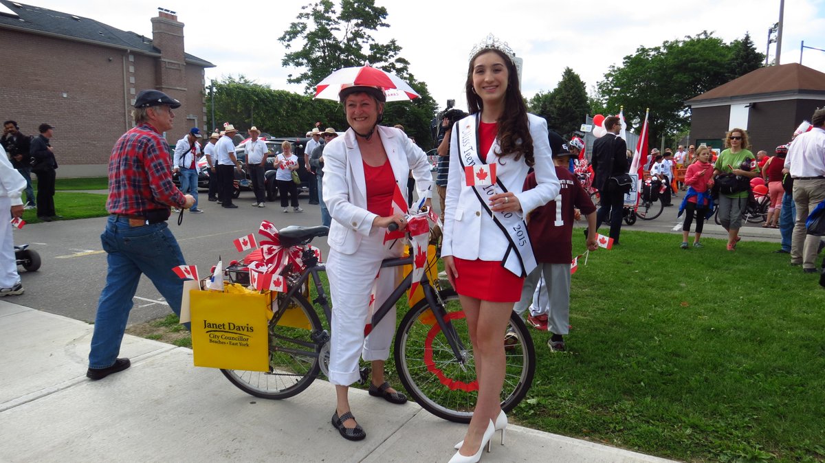 MissTeenToronto's tweet photo. I had a great start to my #CanadaDay at the East York Canada Day Parade! Now I can say I've been through a sunroof! http://t.co/FJga70lbf2