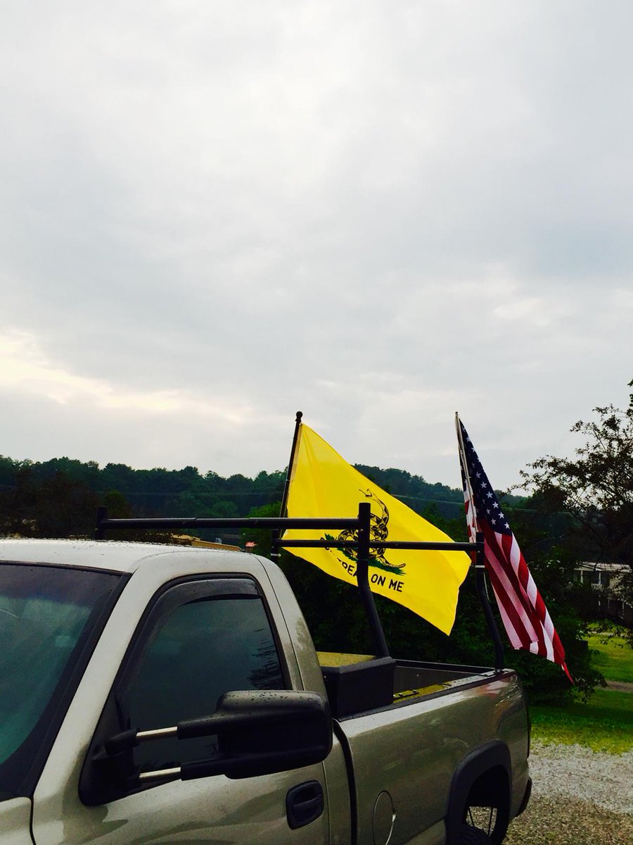 sturgill_26's tweet photo. Fly em high #50Stars #13Bars #DontTreadOnMe #SilveradoHD http://t.co/mVrLDdM4RJ