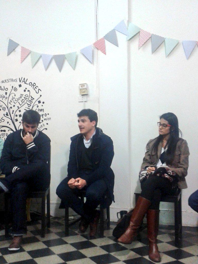 FrenteJovenAR's tweet photo. Nuestro asesor nos cuenta cómo hicieron para presentar el documento conclusivo del #FJP2015 en la #45OEA ✊ http://t.co/TOIIcXb2LY