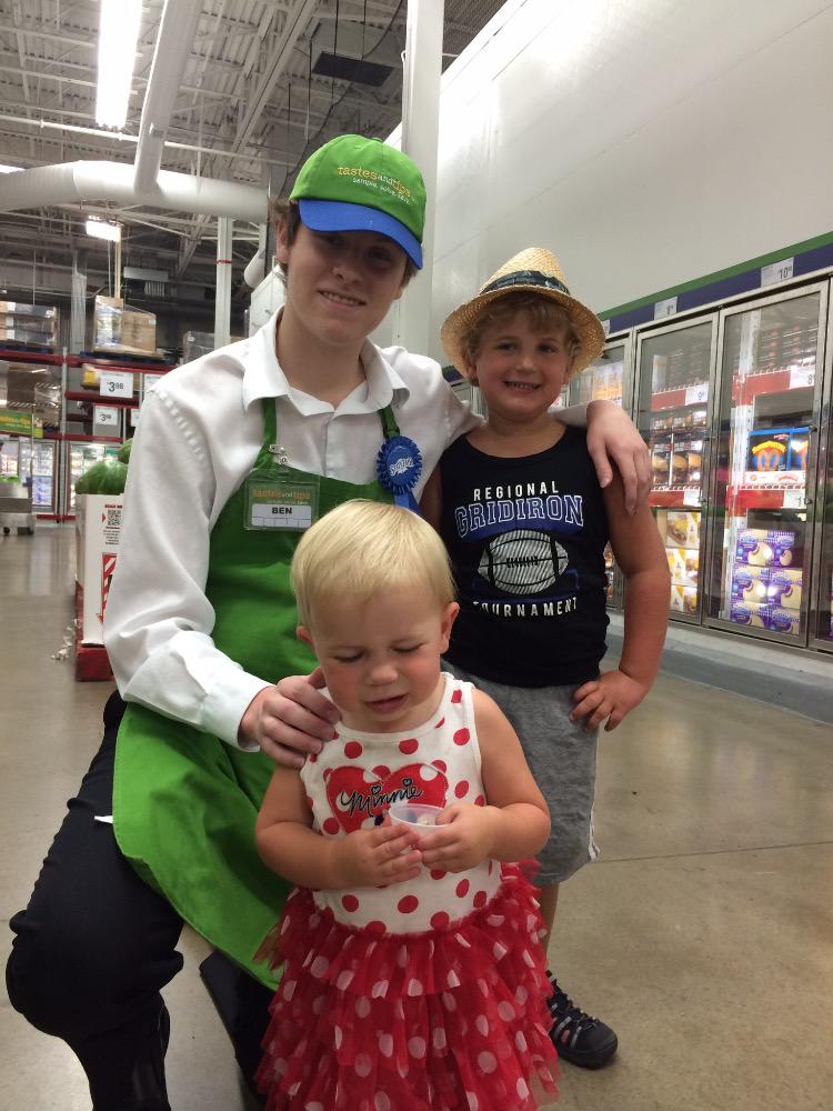 Jessjones83's tweet photo. Tried some awesome State Fair Corn Dogs @ Sam's Club today! Super nice guy too! #FuelUpForFun #Sweeps http://t.co/Q4hiWateSS
