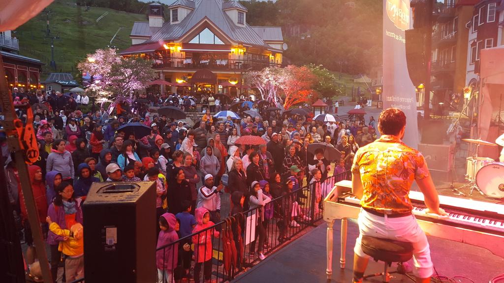 LIVE à la Place Saint-Bernard! <a href="/antoinegratton/">Antoine Gratton</a> <a href="/astar/">A*Star</a>