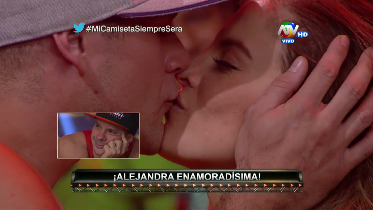Combate_ATV's tweet photo. ¡.@AleBaigorria1 enamoradísima! ¡Dale RT! #MiCamisetaSiempreSera @atvpe http://t.co/dRiuE2lslT