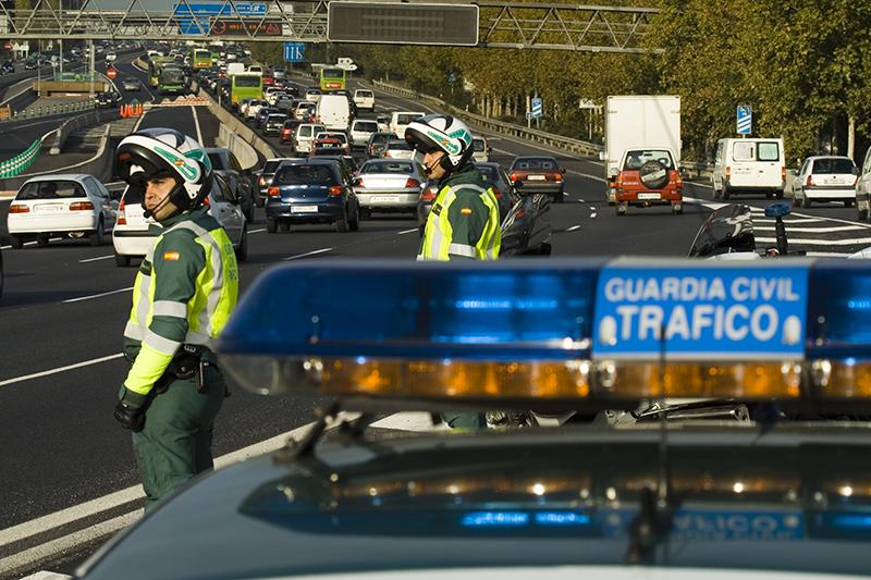 guardiacivil's tweet photo. Si quieres tener un #ViajeSeguro empieza por mantener la distancia de seguridad con el vehículo que te precede. http://t.co/IgAIrbIWW1