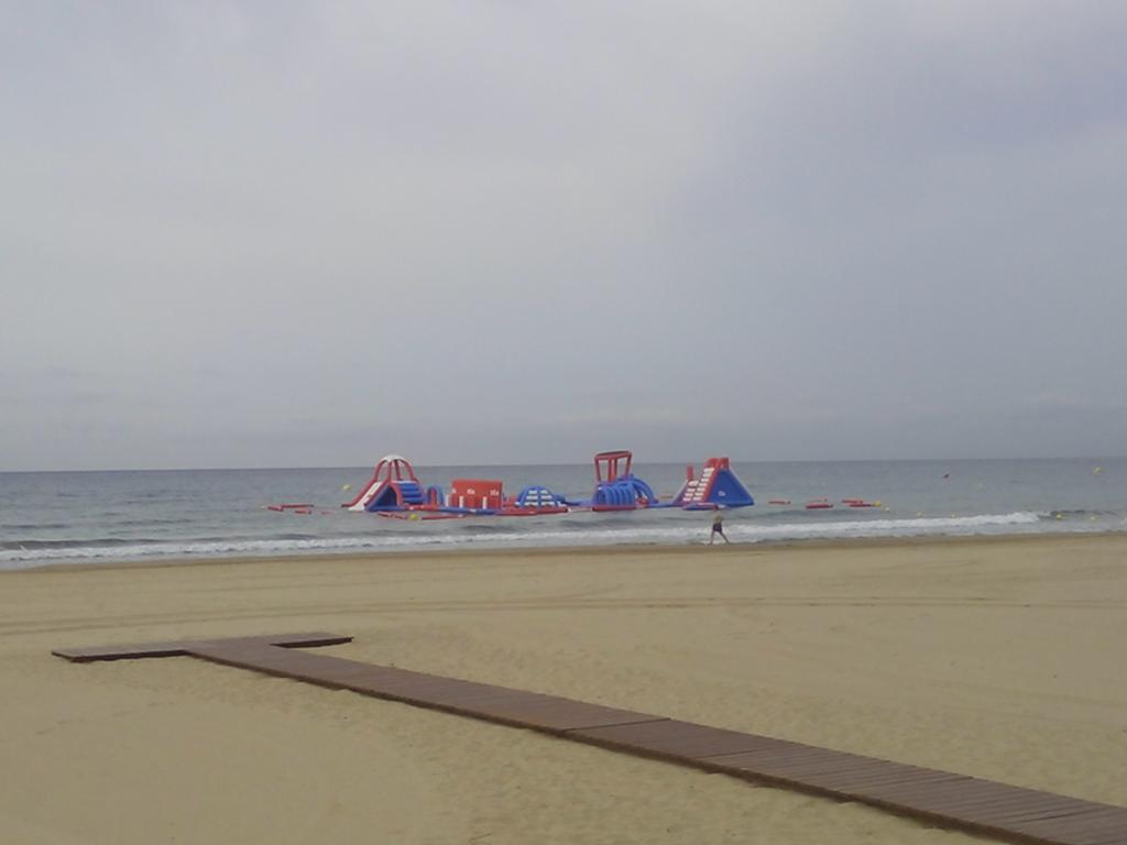 KnsIknos's tweet photo. Preparados para vídeo promocional #Cambrils #playa #aunar #djiphantom #GoPro http://t.co/jFAVkkRVFm