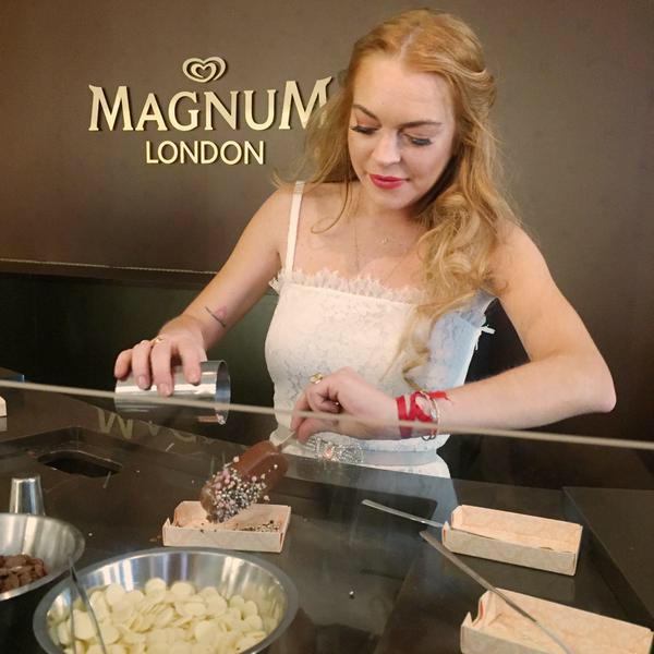 _LQLL_'s tweet photo. She is adorable❤ #Magnum #HappyBirthdayLindsayLohan http://t.co/uJyoI2j9Po
