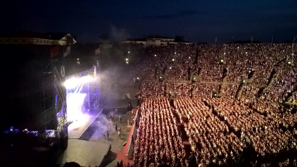 mauripace's tweet photo. A perfect night at Arena di Verona! Thanks @iraolanere and @MumfordAndSons http://t.co/H0EpVBQsnE