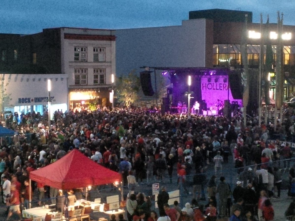 DTKitchener's tweet photo. @Hollerado had #DTK bumpin'. #CanadaDayDTK #DaysofKWAwesome http://t.co/FOTgZ5DCh3