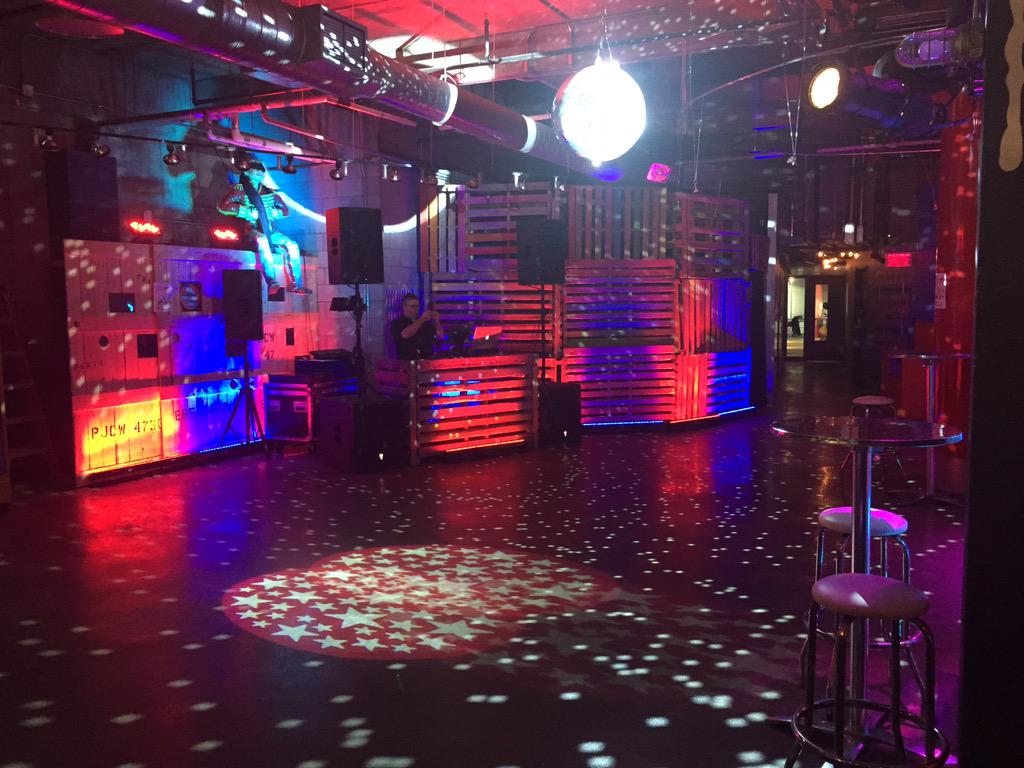 sebastiendav's tweet photo. Stand-by Quartier Général !! avec DJ Dave!!@Daveforest1 #mccirque @SenikEvenements http://t.co/2kAqEgG2Cr