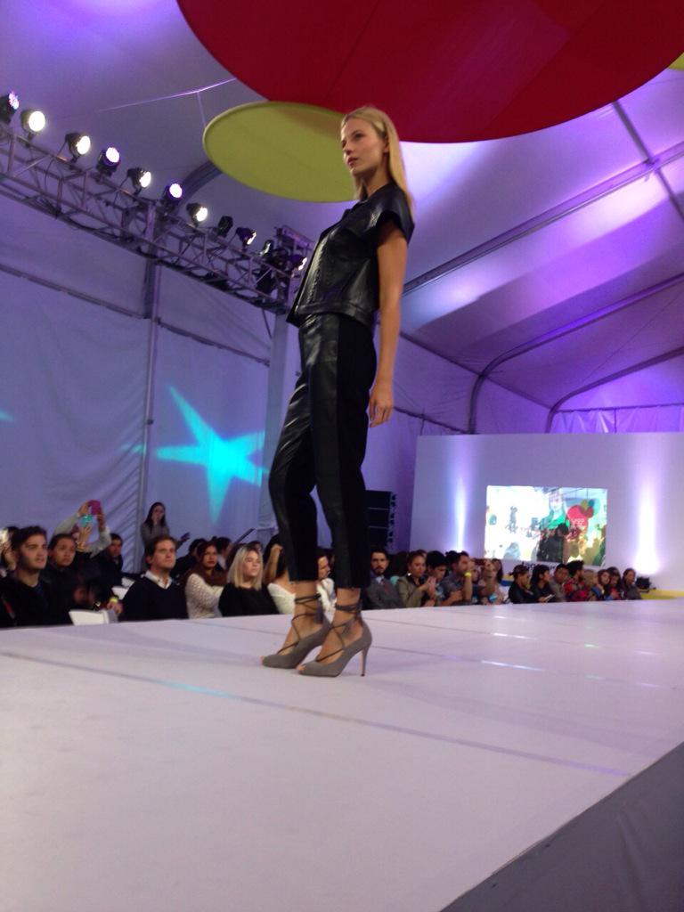 LOrealProMx's tweet photo. Así lucieron los looks de La pasarela de @yakampot en #TagMx #YakampotTagMx #CMNTradeShow http://t.co/nZFqJXxWr0