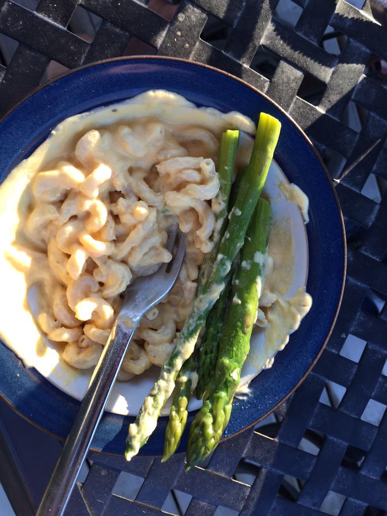 mtrichmond2014's tweet photo. Having kids' Mac and cheese from The Plantpower Way - thanks @richroll -no dairy and it's amazing!!!!! http://t.co/Cdpkg8zLR8