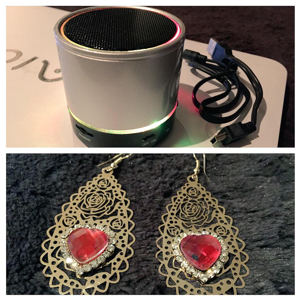 vickylopeztv's tweet image. GRACIAS por mis regalitos desde Italia! Diva @LuciaMendezP Souvenirs 👏👏👏 #aretes #MiniBluetooth 💋😘🎁🎁🎀🎀