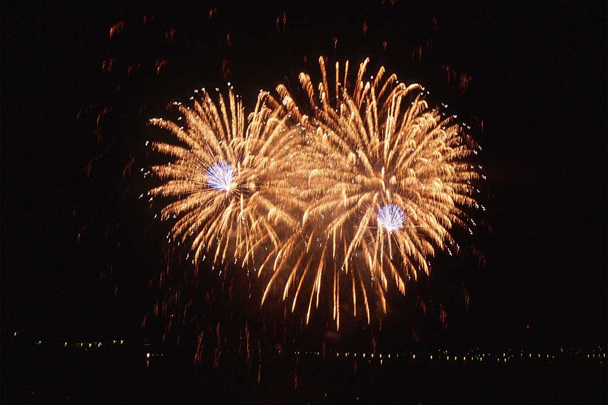 gigirules7's tweet photo. #BetterFireworksNames Golden Shower http://t.co/FTvqQoITOZ