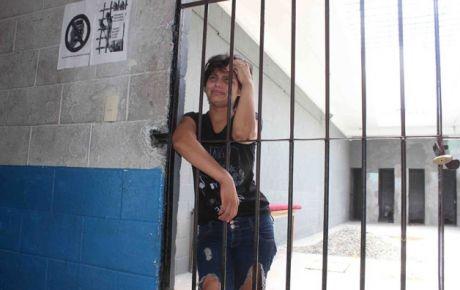 GustavoVela71's tweet photo. “Arrestan a mujer por no lavar la ropa de su marido : http://t.co/1XJ6eA0IB5 http://t.co/hTLt0iUKiK” Autoridad estúpida y machista