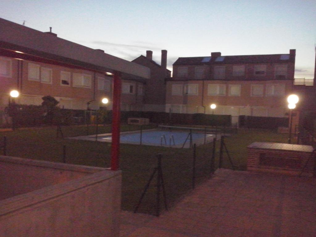 Omarbluenoise's tweet photo. Colarse en dos urbanizaciones porque la primera no tenia piscina. @Alvaroburgui http://t.co/9DHXZHzzLU
