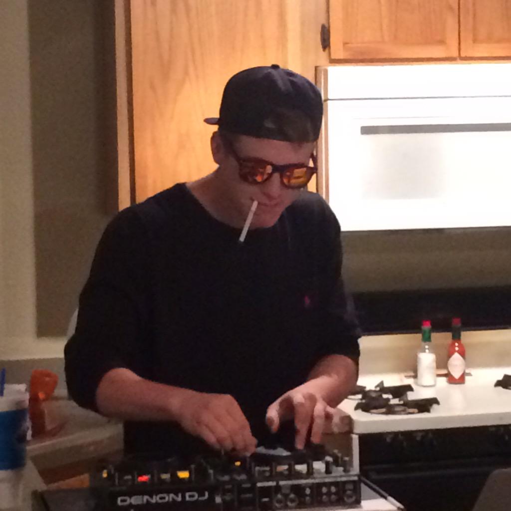 TriggerTray01's tweet photo. We got Dj-Aaushole going in http://t.co/6LRJp2ujvt