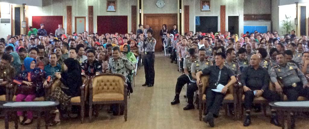ridwankamil's tweet photo. Rapat penyelidikan pemalsuan SKTM bersama kepolisian, kepada para lurah dan kepala sekolah SMP/SMA/K. http://t.co/EjQEjNdeaq