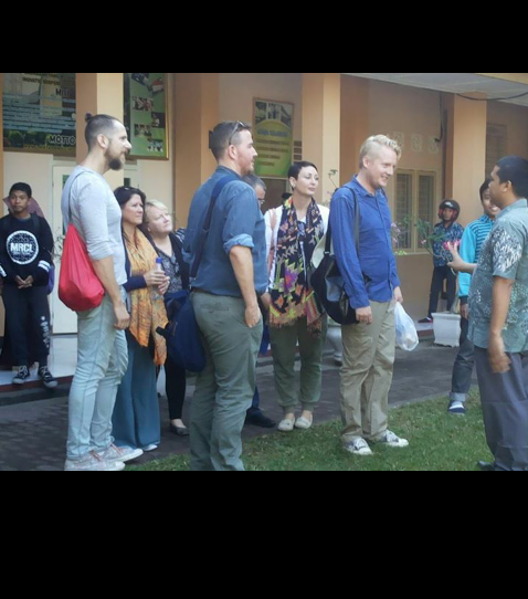 ternyata yg dari Australia dtng hari ini yaa, hhe.