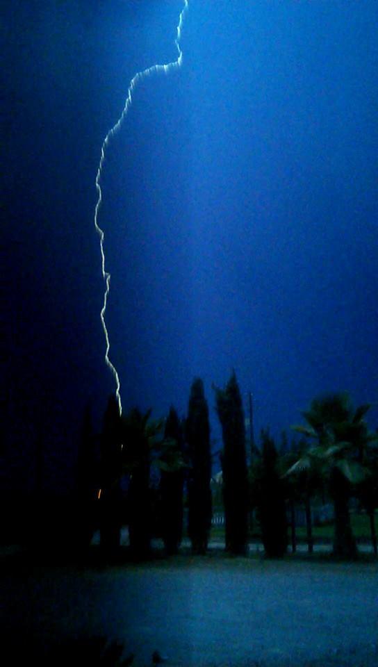 KLGnews's tweet image. #PHOTOS Here are some of the shots of lightning sent in by #mobilejournalists around the Valley. @CBS47 @KSEE24