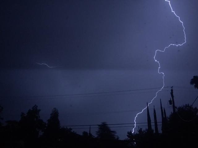 KLGnews's tweet image. #PHOTOS Here are some of the shots of lightning sent in by #mobilejournalists around the Valley. @CBS47 @KSEE24