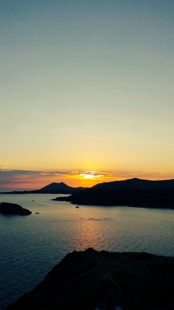Kosbab12's tweet photo. Traveling the world is my #1 dream..😍🙏👌🌎✈#sunsetinGreece http://t.co/AjazJ3KwRr