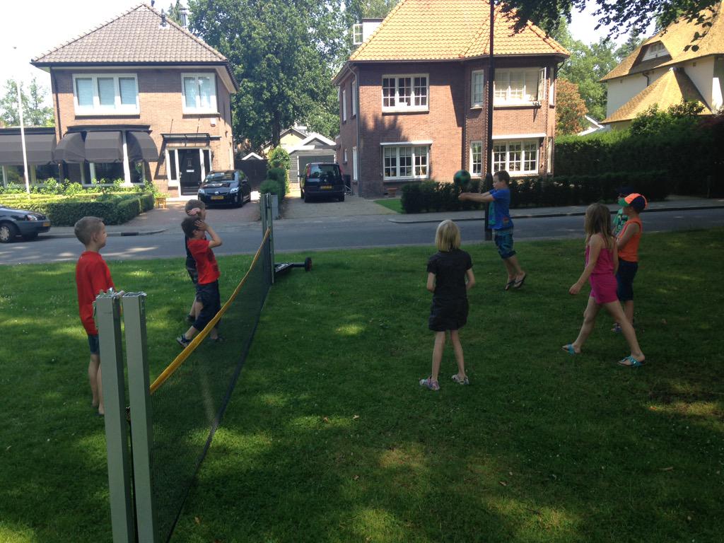 Bassmits_BW's tweet photo. (1/2) Een leuke fotoreportage van vanmiddag! Bewegen en spelen in het park bij @CSODePrinsenhof @BeweegWijs http://t.co/mqxPGZKLOr