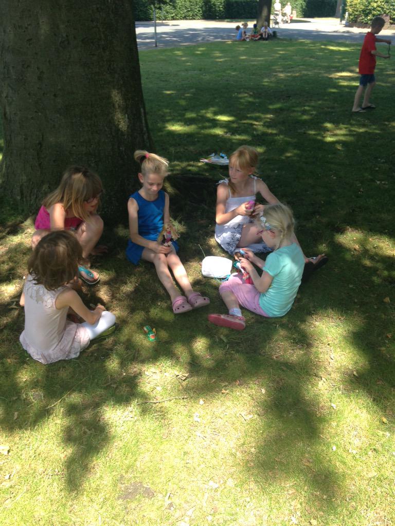 Bassmits_BW's tweet photo. (1/2) Een leuke fotoreportage van vanmiddag! Bewegen en spelen in het park bij @CSODePrinsenhof @BeweegWijs http://t.co/mqxPGZKLOr