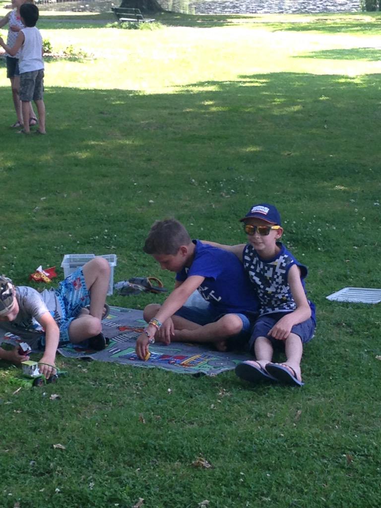 Bassmits_BW's tweet photo. (2/2) Een leuke fotoreportage van vanmiddag! Bewegen en spelen in het park bij @CSODePrinsenhof @BeweegWijs http://t.co/7gyJ0VPy88