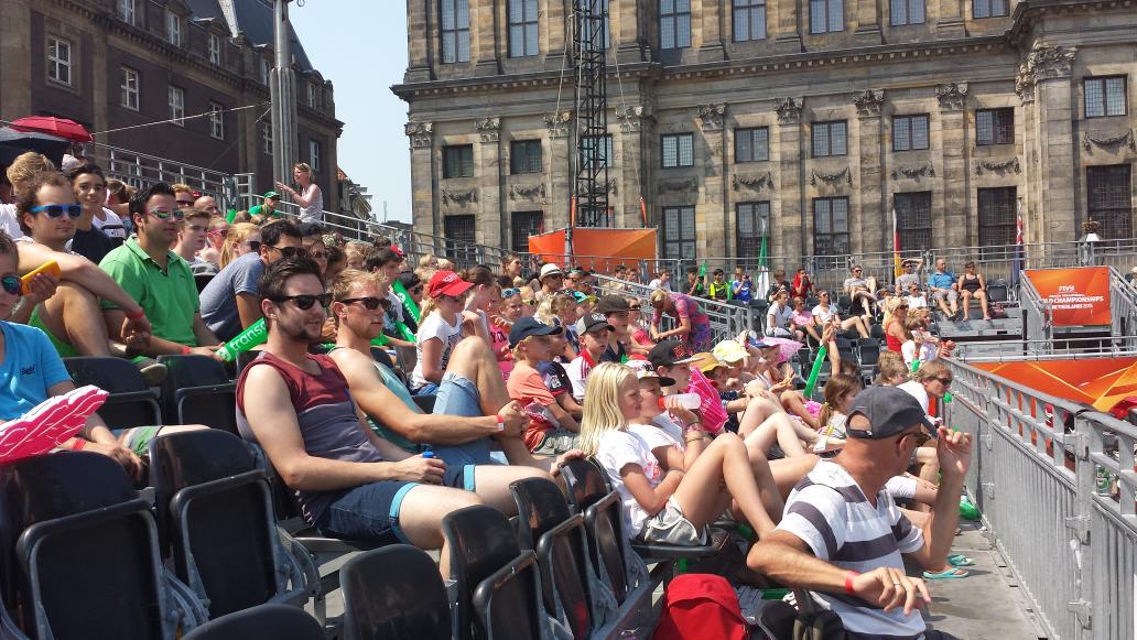 EuroBeach2018's tweet photo. Er zijn veel schoolkinderen die naar de spannende wedstrijd kijken. We krijgen een derde set! #Amsterdam #WKBeach2015 http://t.co/FdfNEQ5nrW