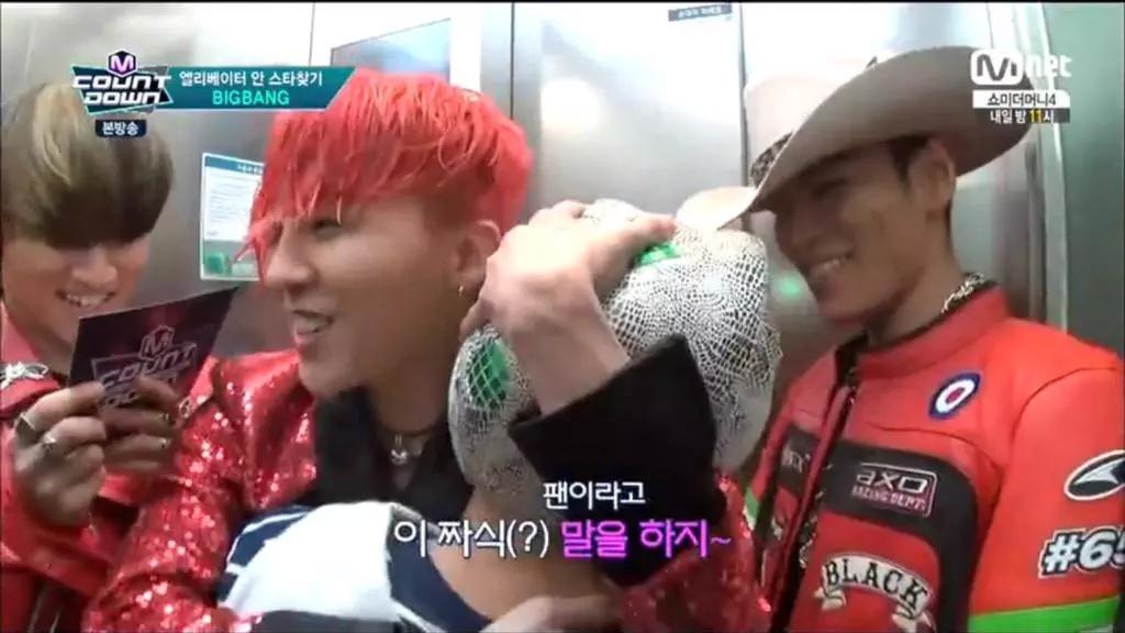 NuengV70's tweet photo. หน้าพี่ท็อป เอ็นดูน้องเหมือนกันชิมิ #TopBam #GDBam http://t.co/mUGGt6EHdJ