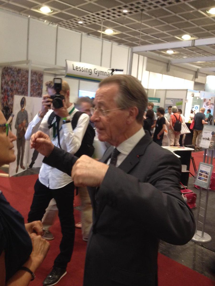 FFMVerband's tweet photo. Franz Müntefering am Stand des Frankfurter Verbandes auf der Senova http://t.co/cnSSXQ7xzW