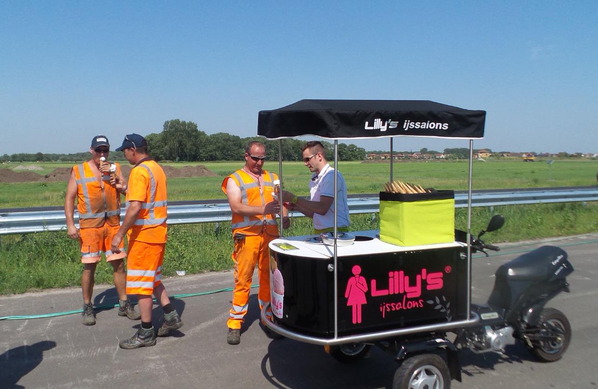 centraleas's tweet photo. Werknemers bij de aannemers worden door DCA getrakteerd op een ijsje. Respect voor de harde werkers in deze warmte. http://t.co/trIIykgWbx