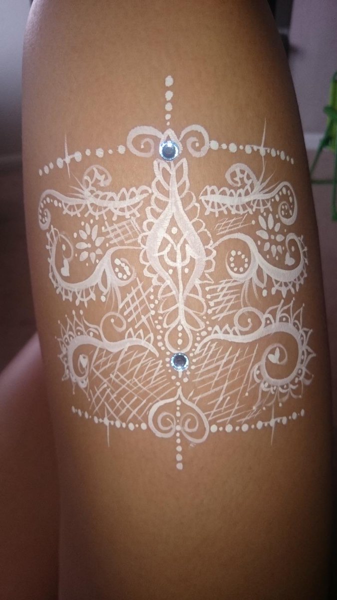 Making_Faces_'s tweet photo. Practicing...lace. #inspired by @annalingis! #facepainting #masquerade #Party http://t.co/lizKbXT9d6
