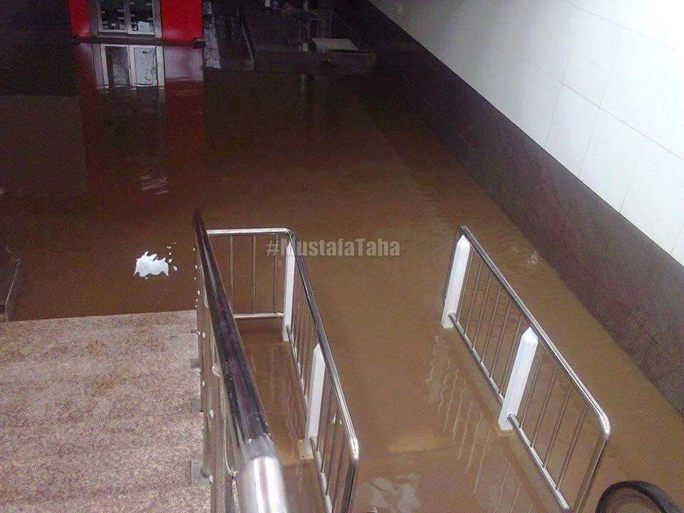 AnamAdepar's tweet photo. #Metro after first Rain..No way for #OutFlow #MetroSwimmingPool #MillionsRIP 💔
#FlopProject 😃😃😃 http://t.co/Ls7lZi05gX