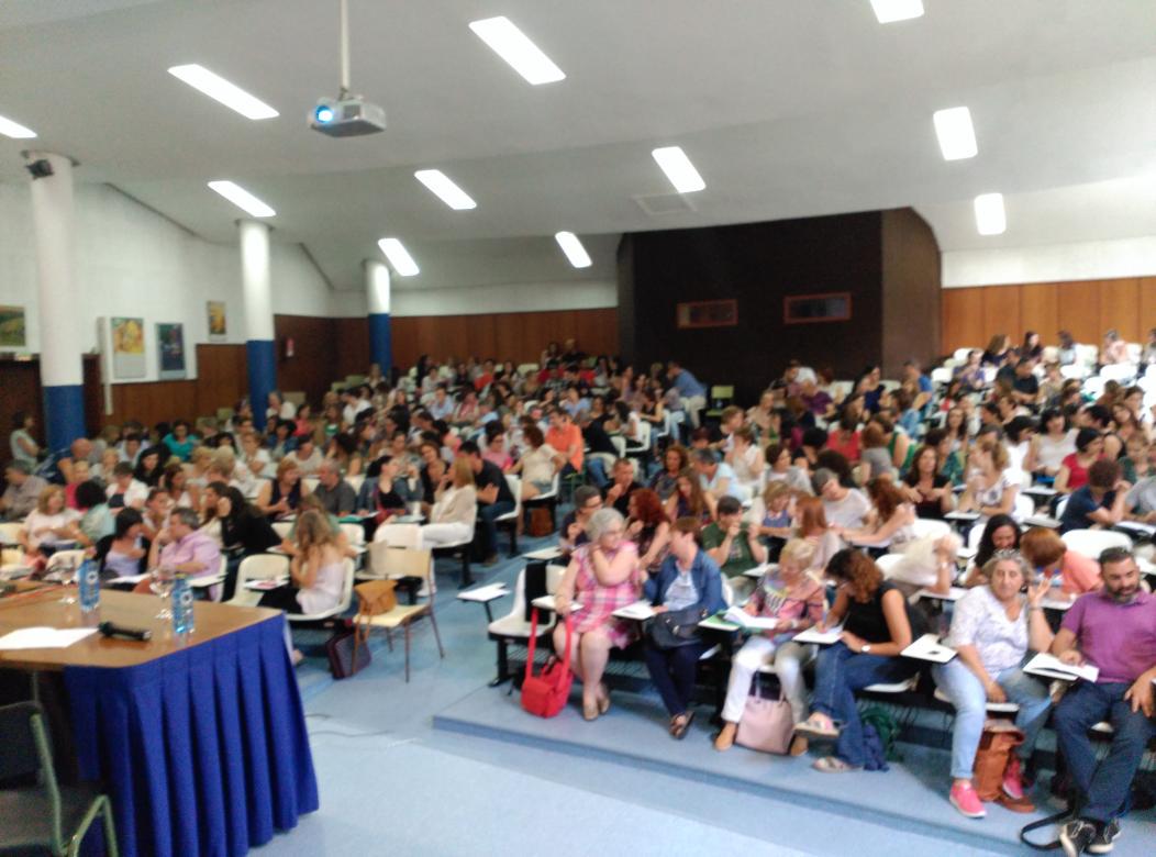vila182's tweet photo. Los asistentes del simposio debatiendo en equipos para preparar la clausura @IIIsimposioCAAC #IIIsimposioCAAC http://t.co/pcst3PTBmh