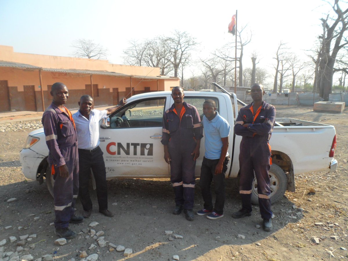 SetrightTech's tweet photo. STL harnessing solar energy to power computers in Lalama School, Angola http://t.co/f538wMa6uV