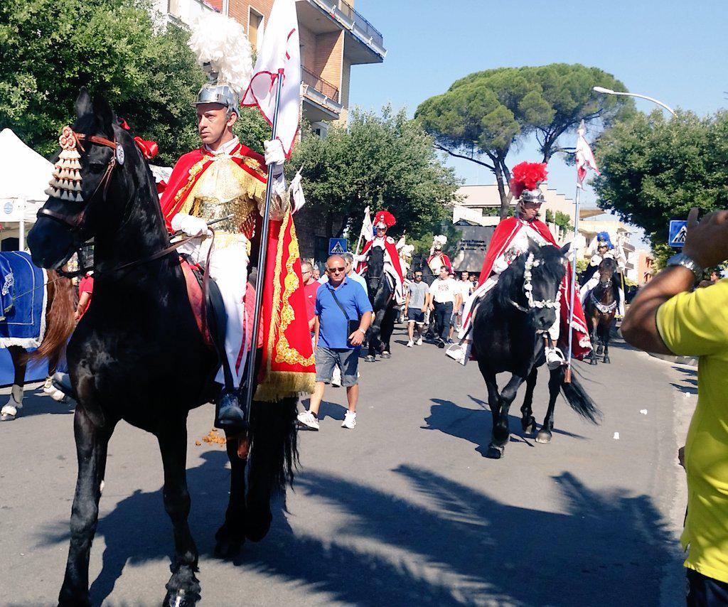 yakika's tweet photo. La #FestaDellaBruna prosegue con la vestizione del generale dei cavalieri #FdB2015 #FdB15 http://t.co/HsRnYuqLfV