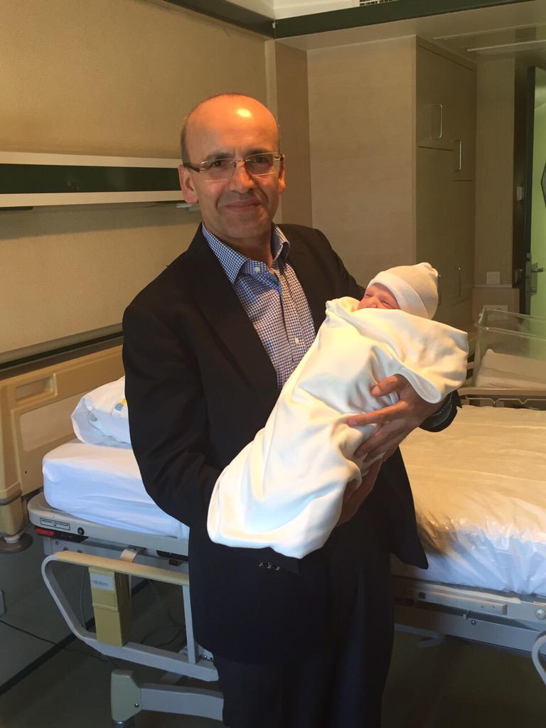 memetsimsek's tweet photo. Allah'a şükürler olsun; ikizlerden sonra bir erkek evlat sahibi olduk bu hayırlı günde. 

Böylece 3'e terfi ettik:-) http://t.co/2WRiajhmdg