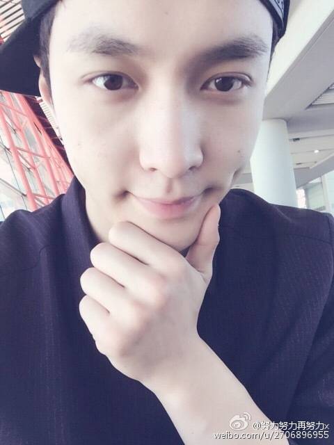 exofancafe's tweet photo. [TRANS] Yixing Weibo update 150702 พวกพี่ๆนั่งเครื่องบินกลับปักกิ่งด้วยกัน .. (ต่อ) #exofancafe http://t.co/TBS0uEpdJ7