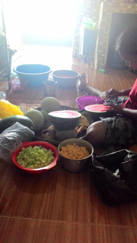 Persiapan buka bersama temen kerja suami, bibik aja yg narsis,, aku mah mandorin ajaa hahahaha