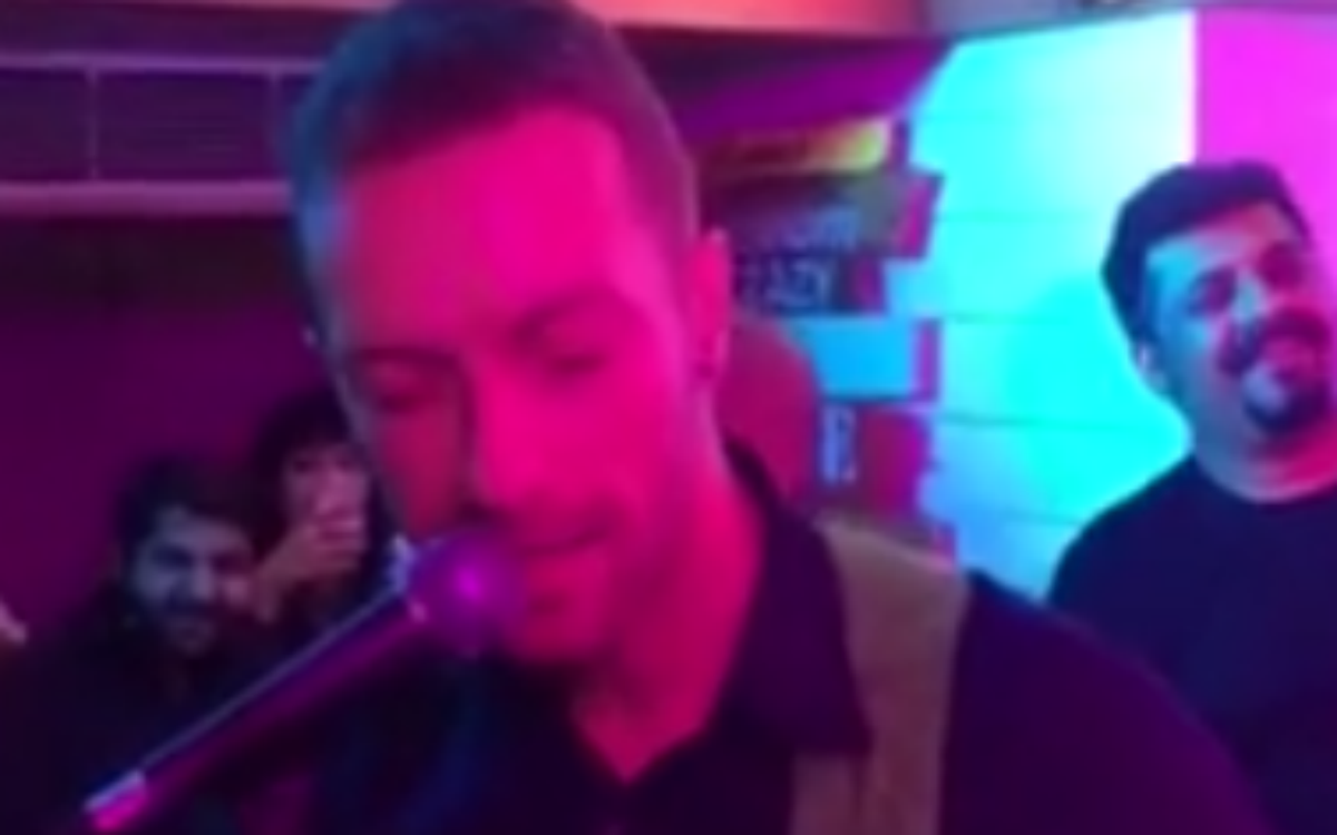entertainmentIE's tweet photo. Coldplay's Chris Martin plays impromptu acoustic set in New Dehli bar - watch it here http://t.co/wU2BF5JJc3 http://t.co/3NkAiyxWrU