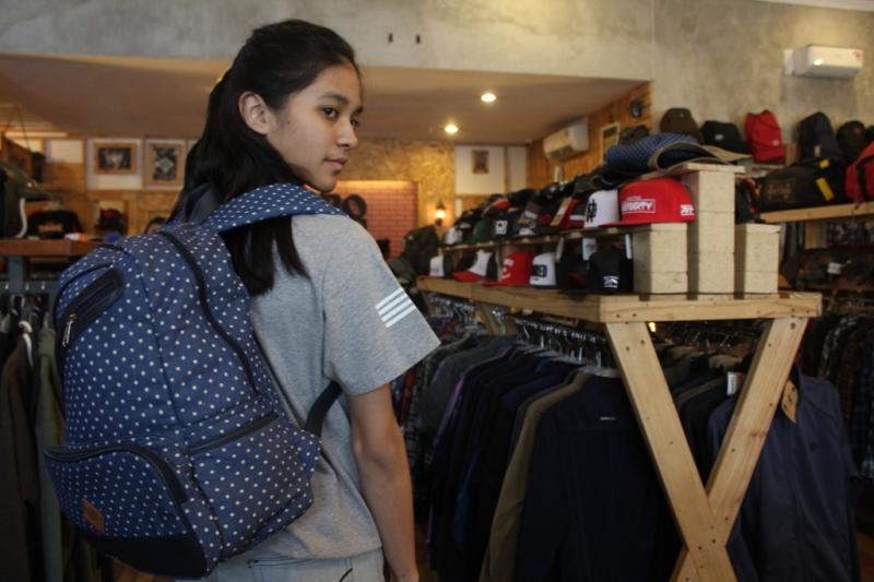 TheyoungJibi's tweet photo. TREN FASHION : Tips Pilih-Pilih Tas Sekolah http://t.co/i1yhHsQWwk http://t.co/TjHSAIoi21