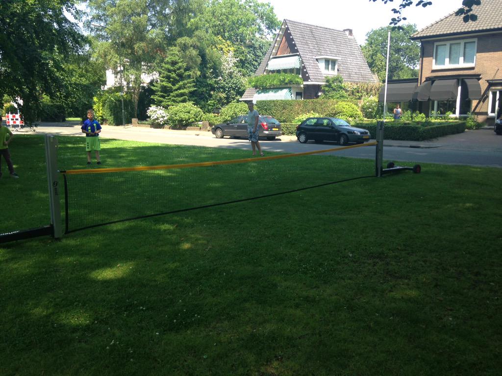 Bassmits_BW's tweet photo. Vanwege het warme weer @BeweegWijs  spellen aanbieden in het park bij @CSODePrinsenhof #verantwoord #schaduw #plezier http://t.co/WXHcoVXNAs