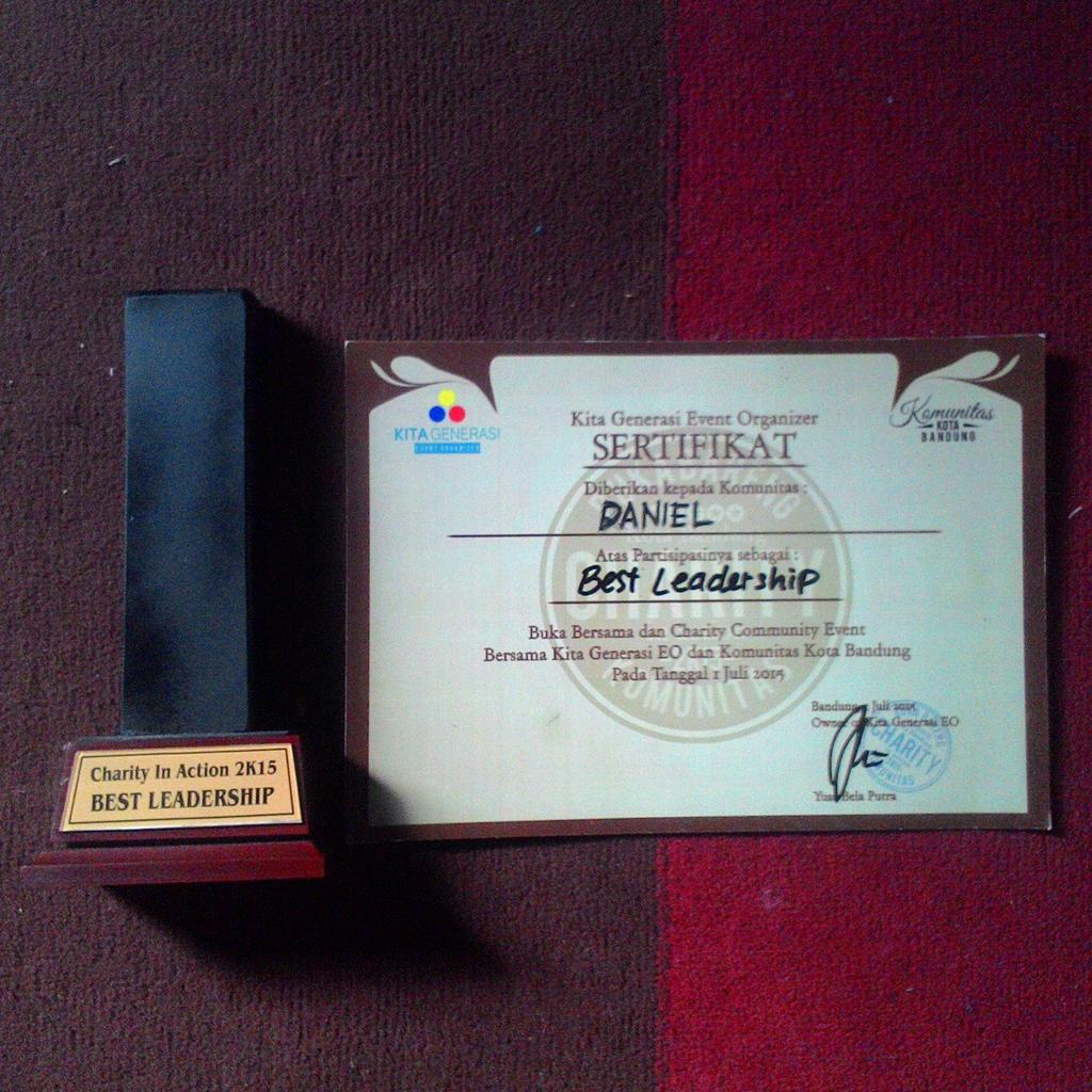 inikamikacroet's tweet photo. alhamdulilah "Best Leadership" Komunitas Kota Bandung jatuh kepada Danil dari komunitas kacroet #cia2k15 #kacroetkeun http://t.co/rWkdNYTpt7