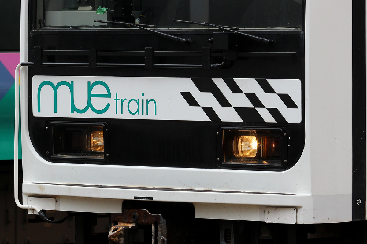 shinonome_rs's tweet photo. mue trainに取り付けられた謎の機器。E235系が落成していよいよ実験するようなことも無くなったかと思いきや、まだまだやることはあるようです。この機器、近寄らないと目立たないのはありがたいというかなんというか。 http://t.co/neZPHVdQTk
