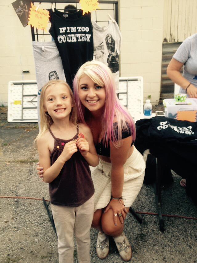 KellyT317's tweet photo. My niece at the Rosedale strawberry festival with @AbbiScottMusic http://t.co/vS1Tk76uR7
