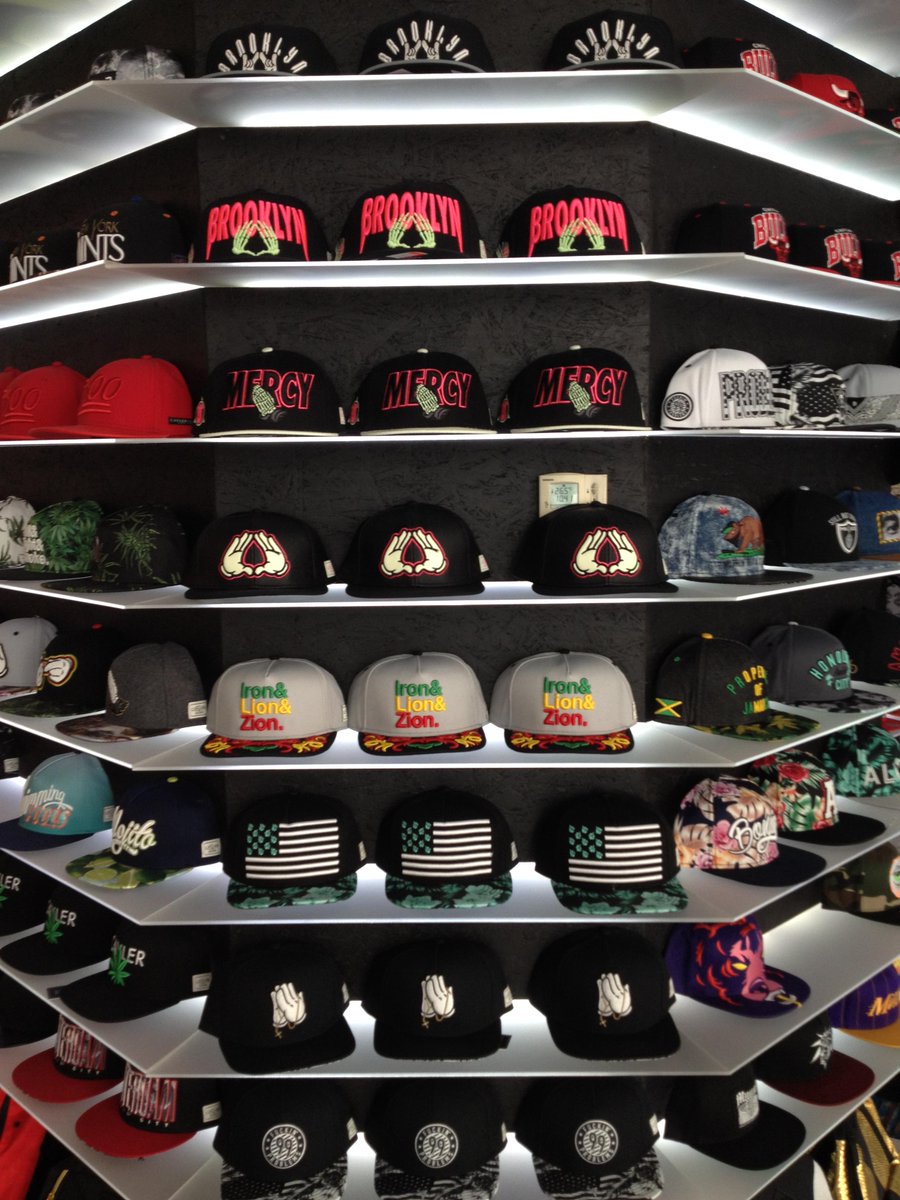 Senovazna6's tweet photo. @CAYLERANDSONS je na výstavce! Dojdi se mrknout na vlastní oči! #snapbackscz #senovazna6 http://t.co/rZTTxR2l5t