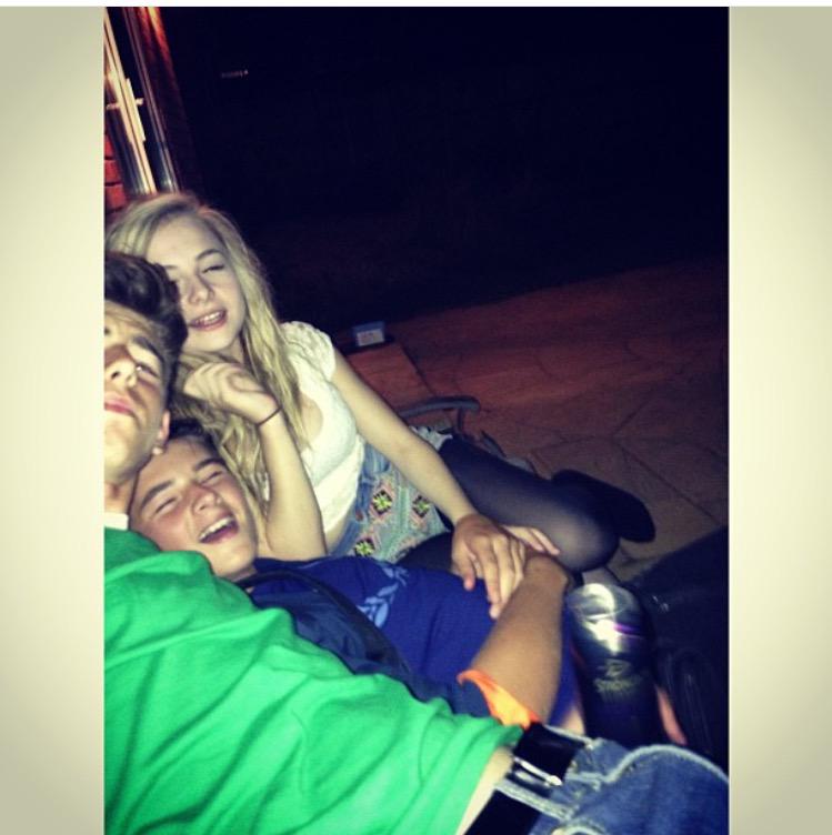 Brett_Steggles's tweet photo. happy 17th bday @milliebuttif4nt have a great day😜🎉🎊🎈 xxx http://t.co/l0Cp0eaouJ